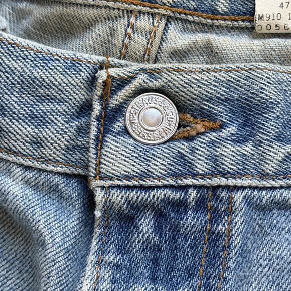 Vintage Levi’s 560 Loose Fit Tapered Jeans 36x32 Made in Canada Light Wash 90s - Picture 3 of 16